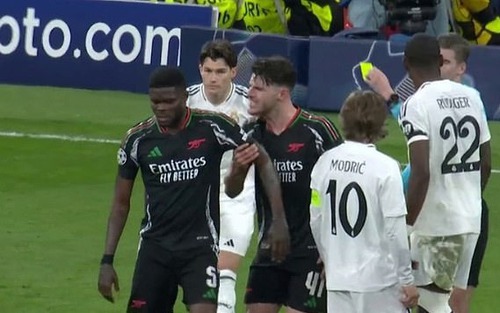 Declan Rice nổi giận với đồng đội vì hành động ngớ ngẩn, có thể khiến Arsenal gặp khó ở bán kết C1