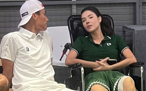 Vợ cầu thủ V-League gây tranh cãi khi ngồi xe lăn chơi pickleball