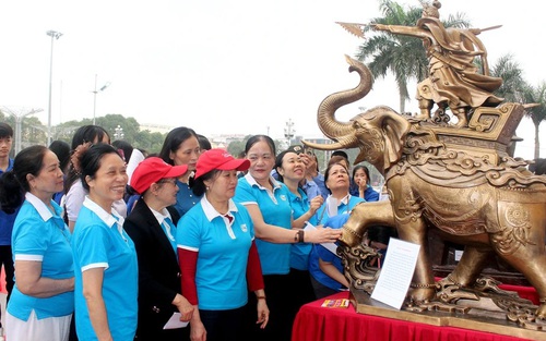 Trưng bày, xin ý kiến nhân dân về mẫu tượng đài Bà Triệu