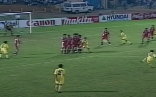 U17 Việt Nam suýt giành vé dự World Cup sau cú lội ngược dòng thắng 3-2 với siêu phẩm đá phạt của ‘cậu bé vàng’