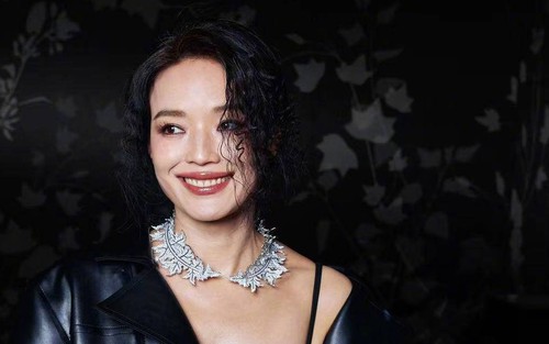 "Nghiêm khắc với mình, rộng lượng với người": Thư Kỳ chia sẻ chiêm nghiệm sống ở tuổi 49