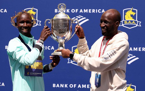 Vô địch Boston Marathon, John Korir cùng anh trai đi vào lịch sử giải đấu