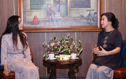 Phu nhân Ngô Phương Ly và Phó Chủ tịch Quỹ Heydar Aliyev tham quan Bảo tàng Mỹ thuật Việt Nam
