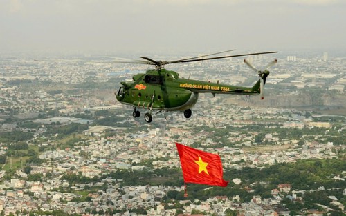 Theo cánh trực thăng mang cờ Tổ quốc, cờ Đảng bay trên bầu trời Thành phố mang tên Bác