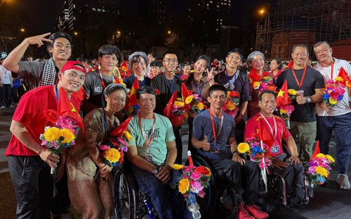 Hoa hậu Tiểu Vy, huyền thoại thể thao Lý Đức góp mặt trong lễ diễu hành 30/4 mừng 50 năm thống nhất đất nước