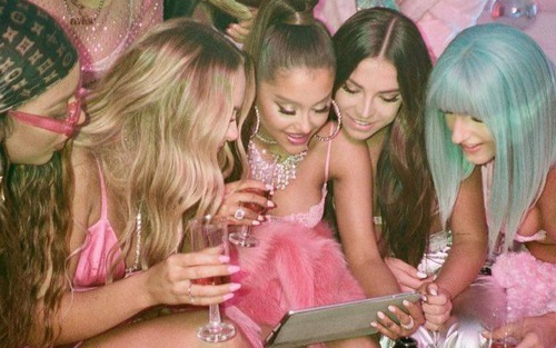 Ca khúc "7 Rings" của Ariana Grande: Đùa vui trên những nốt nhạc, xua tan mọi nỗi sầu lo