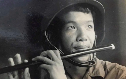 "Cái vầng sáng bồn chồn thương nhớ đó"…