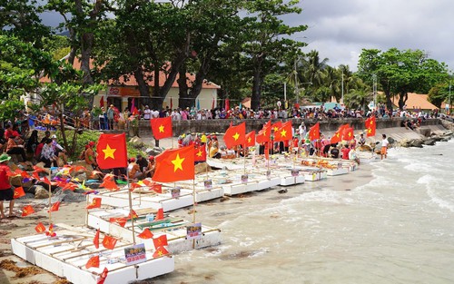 Hội thi đua bè truyền thống tại Côn Đảo rực màu cờ đỏ