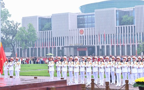 Lễ chào cờ đặc biệt chào mừng 50 năm thống nhất đất nước tại Quảng trường Ba Đình