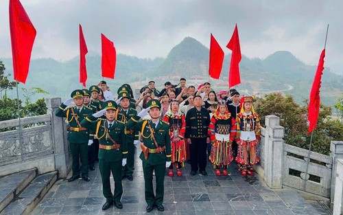 Lễ thượng cờ tại Cột cờ Quốc gia Lũng Cú trong Ngày thống nhất đất nước