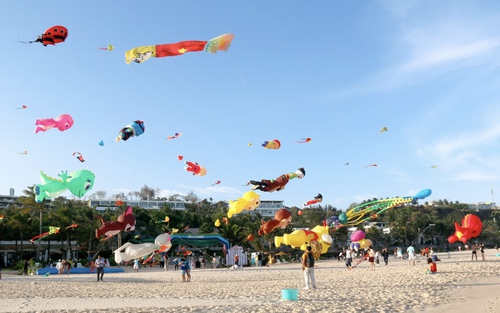 Biển Phan Thiết đông nghịt người dân và du khách