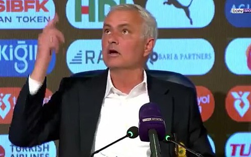 Mourinho đùa cợt nhà báo khi bị hỏi về mùa giải không danh hiệu của Fenerbahce