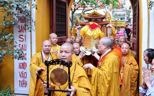 Hàng nghìn phật tử và người dân cung rước Xá lợi Phật về Hà Nội