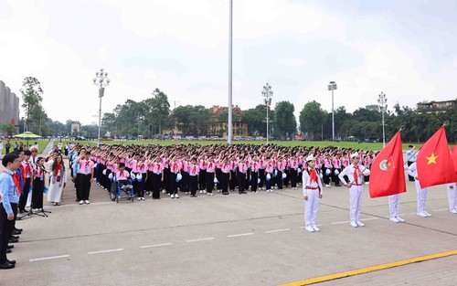 Đại biểu Đại hội Cháu ngoan Bác Hồ báo công và vào Lăng viếng Chủ tịch Hồ Chí Minh