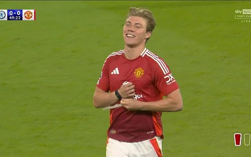 Tiền đạo MU gây sốc khi đeo đồng hồ thông minh ra sân, bị trọng tài bắt tháo giữa trận Chelsea