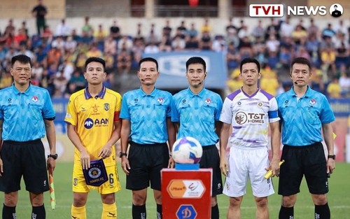 CLB Hà Nội đề nghị làm rõ vụ trọng tài quên luật