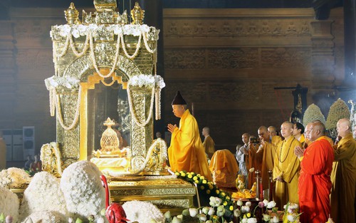 Tăng ni, phật tử và người dân đến chiêm bái xá lợi Đức Phật tại chùa Tam Chúc