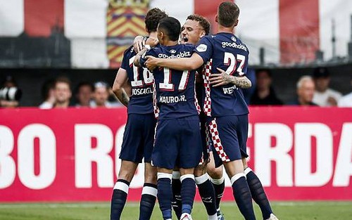 PSV vượt mặt Ajax để vô địch Hà Lan theo cách không thể kịch tính hơn