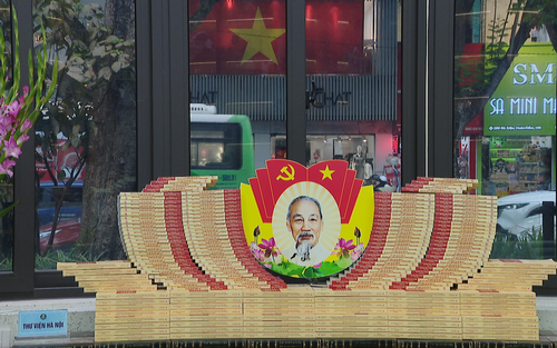 Trưng bày sách, báo với chủ đề "Hồ Chí Minh đẹp nhất tên Người"