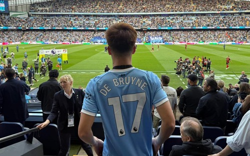 Quả bóng vàng Việt Nam đến Man City đúng ngày De Bruyne nói lời tạm biệt