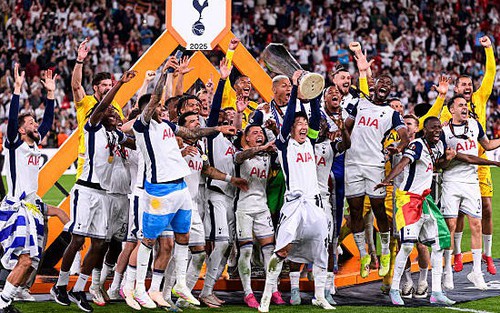 Sự cố hy hữu xảy ra sau khi Tottenham chấm dứt cơn khát danh hiệu kéo dài 17 năm