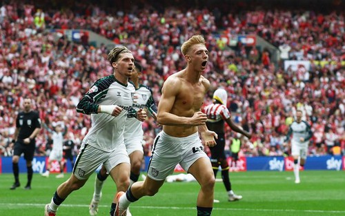 Sunderland trở lại Premier League nhờ bàn thắng trị giá 200 triệu của ngôi sao gây tranh cãi