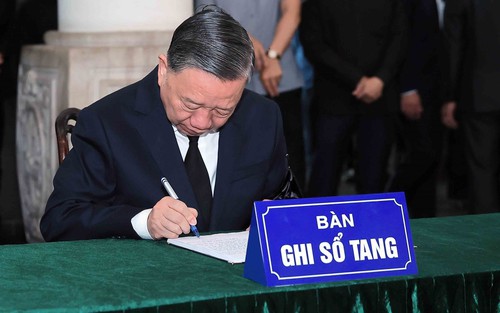 Xúc động những dòng ghi sổ tang viếng nguyên Chủ tịch nước Trần Đức Lương 