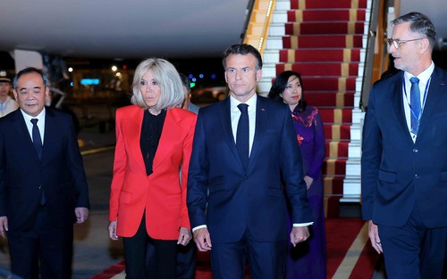 Tổng thống Pháp Emmanuel Macron và Phu nhân đến Hà Nội, bắt đầu thăm cấp Nhà nước tới Việt Nam