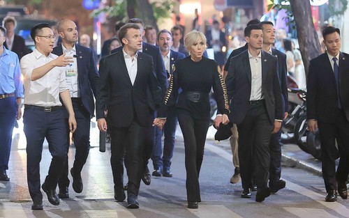 Tổng thống Pháp Emmanuel Macron và Phu nhân dạo phố cổ Hà Nội