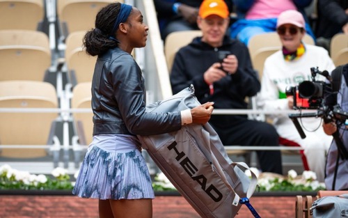 Tay vợt số 2 thế giới gây sốt ở Roland Garros khi ra sân thi đấu mà quên... vợt