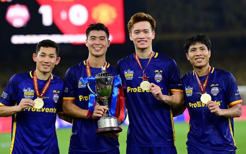 Khoảnh khắc 4 tuyển thủ Việt Nam nâng cúp trước dàn sao của MU