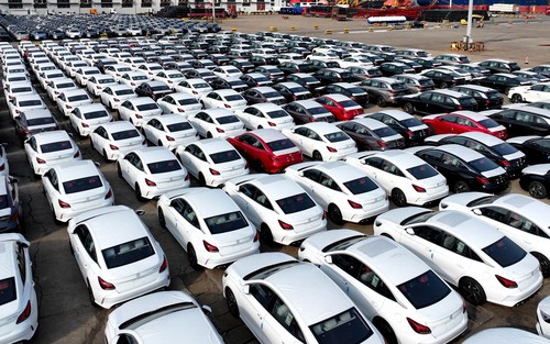 Doanh số giảm, hàng loạt ô tô giảm giá mạnh