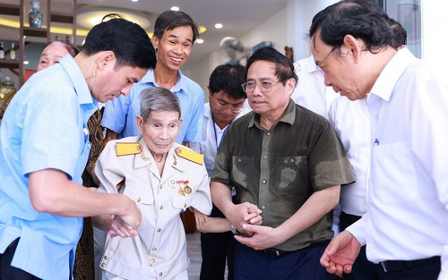 Thủ tướng Phạm Minh Chính thăm gia đình chính sách huyện Côn Đảo