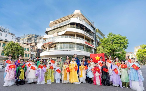 "Hoa tháng Năm" tôn vinh trang phục Việt và kết nối yêu thương