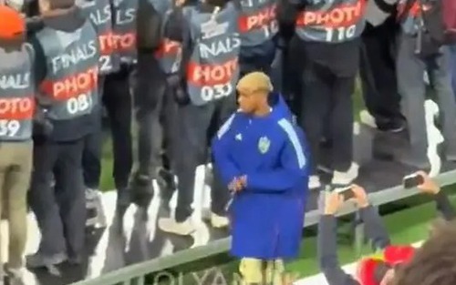 Yamal bị chỉ trích vì hành động trong lúc 'ông chú' Ronaldo nâng cúp cùng ĐT Bồ Đào Nha