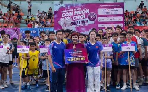 Tượng đài cầu lông Tiến Minh 'tiếp lửa' cho trẻ em khó khăn