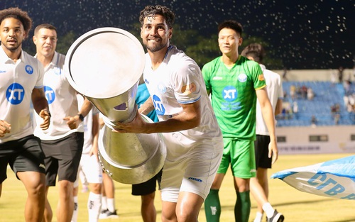 Cầu thủ Nam Định 'nâng cúp’ ăn mừng chức vô địch V-League mùa thứ 2 liên tiếp