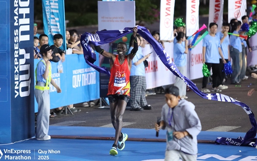 Runner Kenya gây sốc khi vô địch VnExpress Marathon Quy Nhơn với đôi dép xỏ ngón