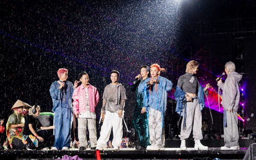 Khán giả mặc mưa dông, 'cháy' hết mình tại concert 'Anh trai vượt ngàn chông gai' Day 6