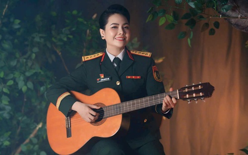 Đại úy - ca sĩ Lương Nguyệt Anh nhận Bằng khen của Bộ Quốc phòng