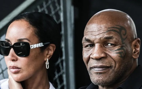Mike Tyson dạo phố với phong cách cực ngầu ở tuổi 58