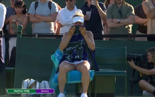 Tay vợt nữ khóc nức nở ngay trên sân vì thua với tỷ số khó tin ở Wimbledon 2025