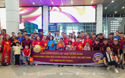 Đến Malaysia, đội tuyển Việt Nam được CĐV chào đón nồng nhiệt