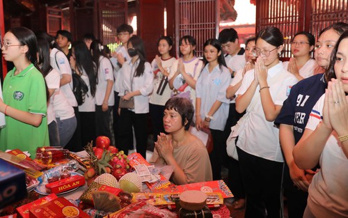 Sĩ tử nô nức đến Văn Miếu - Quốc Tử Giám trước kỳ thi vào lớp 10