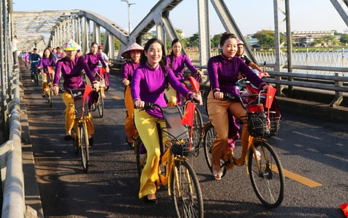 Ngắm hình ảnh "Áo dài qua phố" tuyệt đẹp trong buổi sáng Cố đô Huế