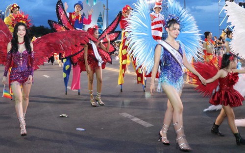 Diễu hành Carnival trong lễ hội văn hóa - Du lịch biển