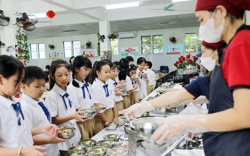 Hà Nội đảm bảo an toàn bữa ăn bán trú cho học sinh