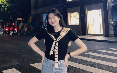 Phụ công xinh đẹp của đội tuyển bóng chuyền nữ Việt Nam khoe dáng khi thi đấu ở Trung Quốc