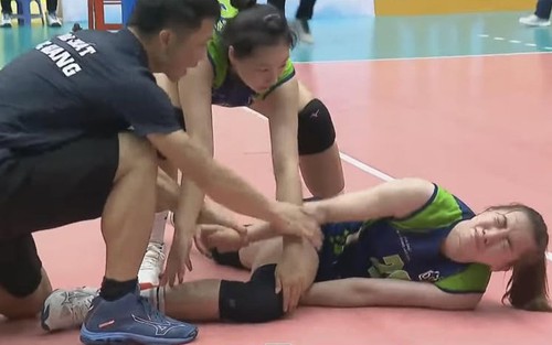 Sao bóng chuyền Việt Nam 10x đổ gục xuống sân trong đau đớn sau ghi điểm quyết định đưa đội nhà vào chung kết 