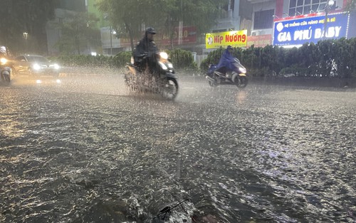 Cảnh báo giông sét và cục bộ mưa lớn ở khu vực nội thành Hà Nội